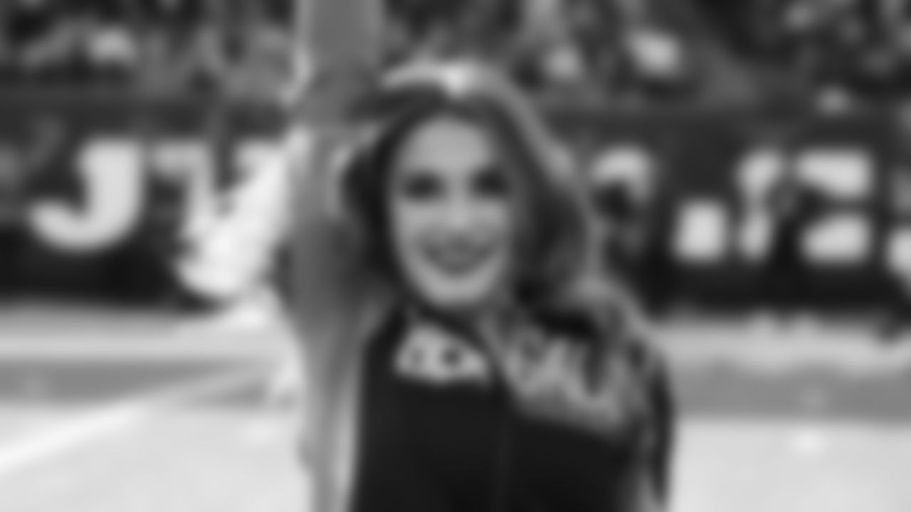211205-ben-gals-cheerleader_43