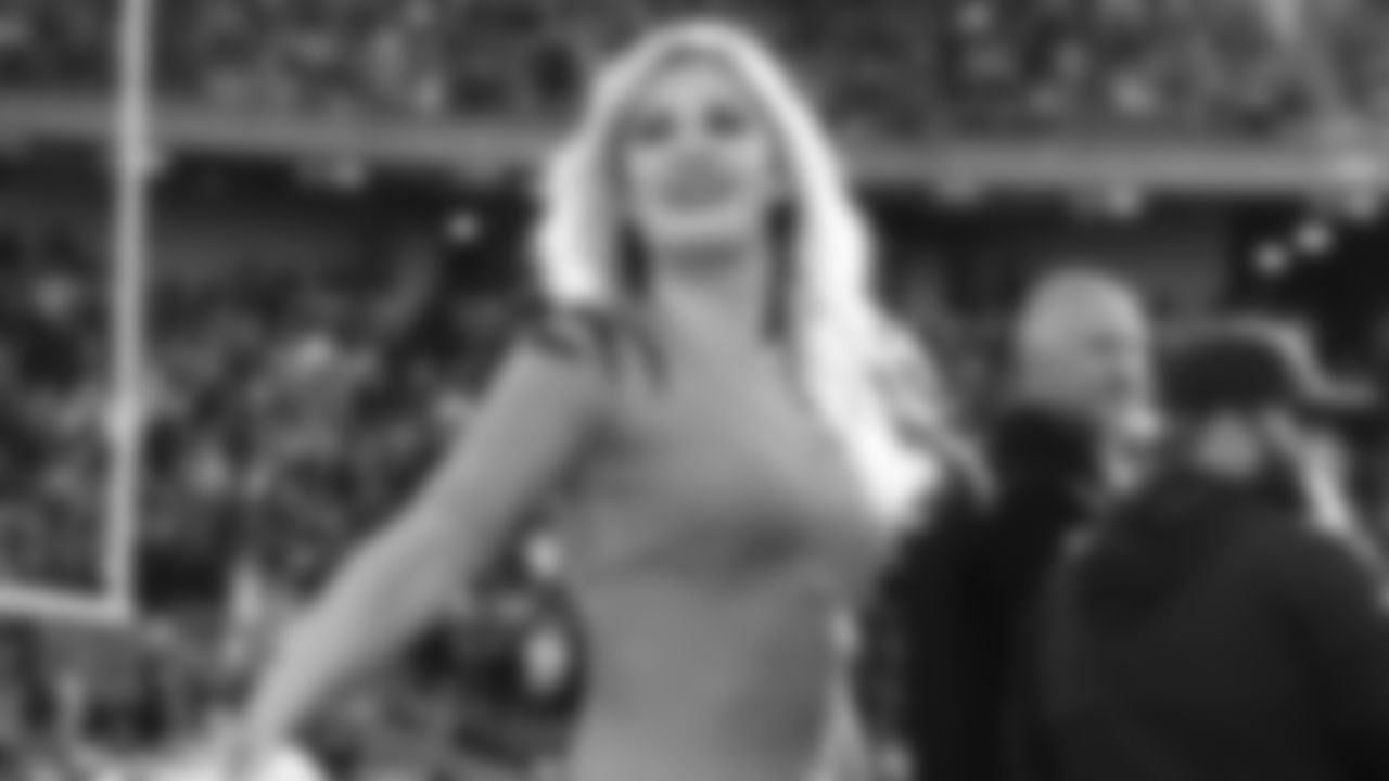 211108-ben-gals-cheerleader_5
