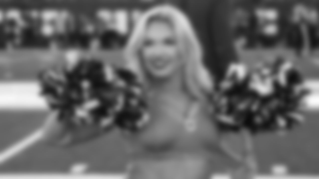211108-ben-gals-cheerleader_19