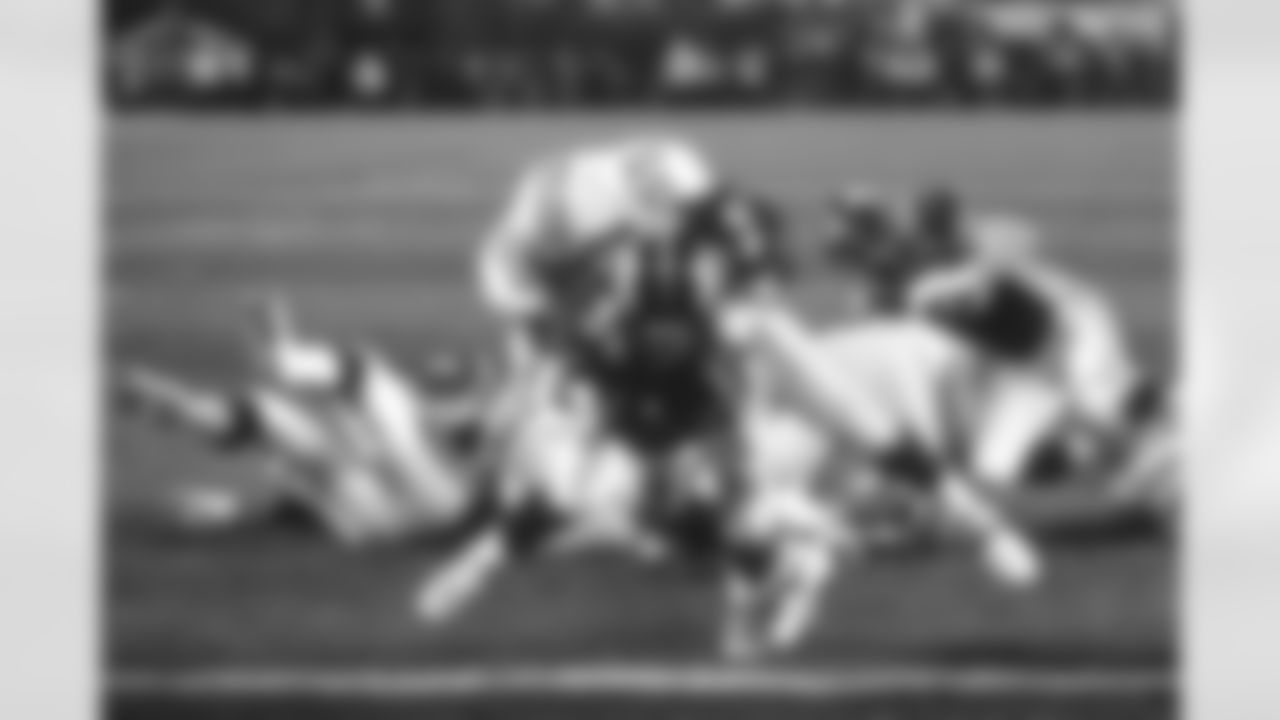 Denver Broncos Terrell Davis drives to the goal line in action against the Green Bay Packers at Qualcomm Stadium in San Diego, CA on January 25, 1998.