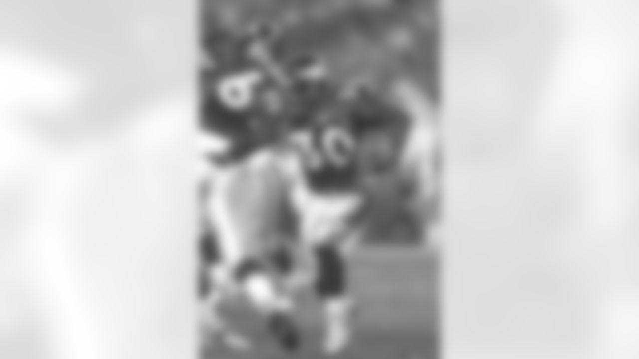 San Diego: Terrell Davis rushes for some of his 156 yards on the evening, and finished with the MVP award against the Green Bay Packers at Qualcomm Stadium in San Diego, CA on January 25, 1998.