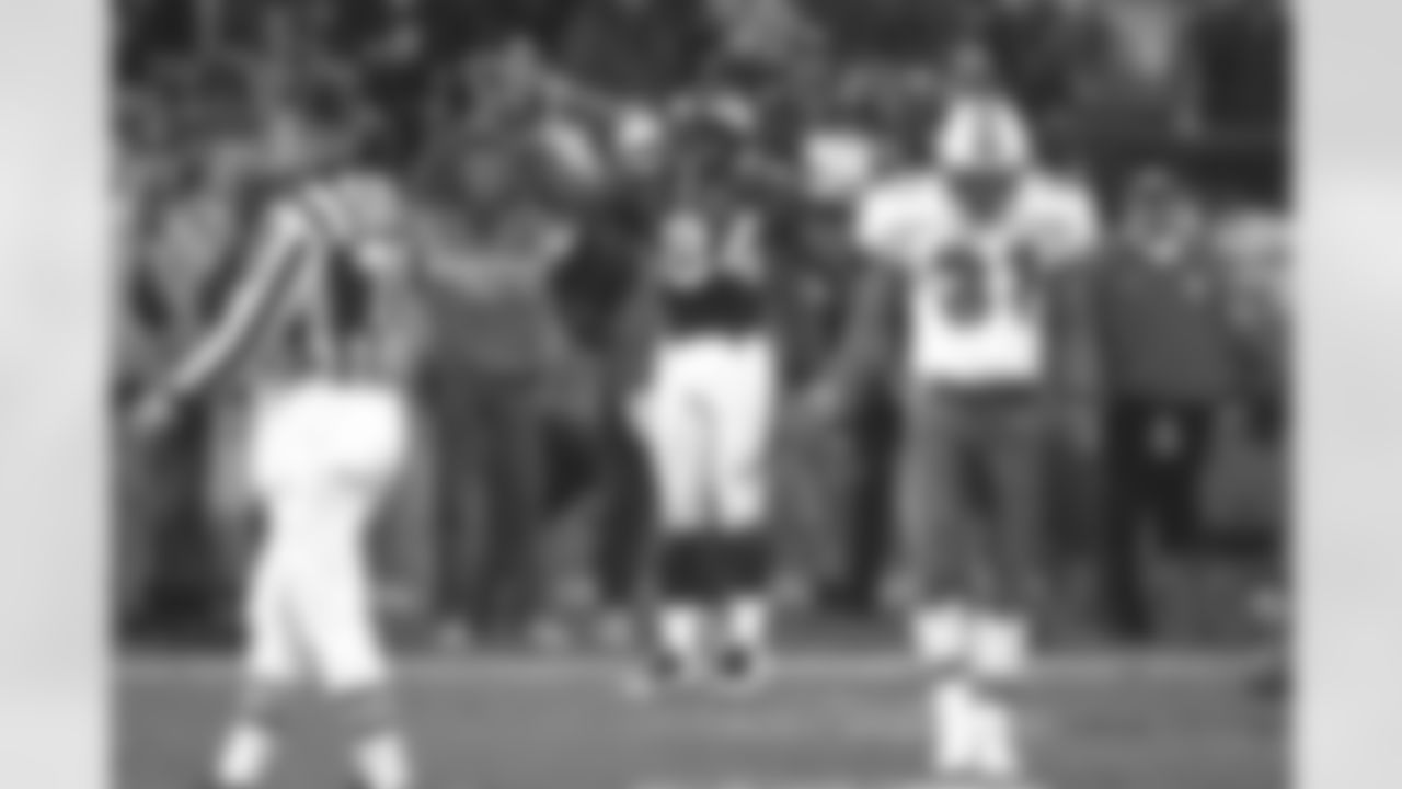 Shannon Sharpe signals a first down against the Miami Dolphins at Mile High Stadium in Denver, CO on January 9, 1999.