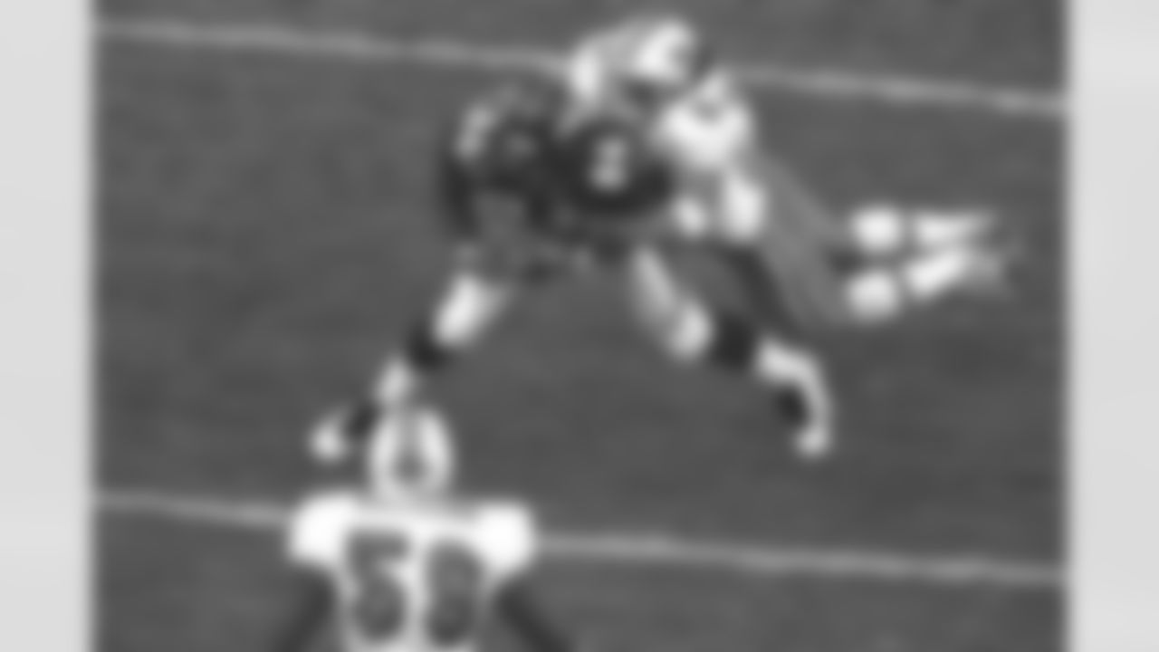 Shannon Sharpe makes a reception against the Miami Dolphins at Mile High Stadium in Denver, CO on January 9, 1999.