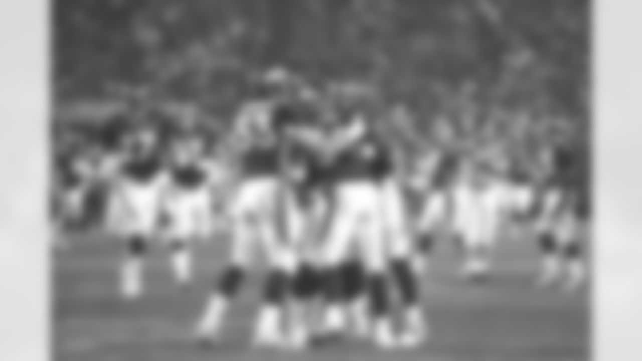 San Diego: Bill Romanowski (53) and other members of the Broncos surround Tony Veland after Veland caused Antonio Freeman to fumble a kickoff at the end of the third quarter. Unfortunately, Elway would come in and throw an interception on the ensuing drive against the Green Bay Packers at Qualcomm Stadium in San Diego, CA on January 25, 1998.