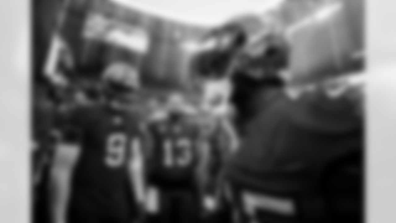 MUNICH, DE - November 13, 2022 - Inside Linebacker Devin White #45 of the Tampa Bay Buccaneers before the game between the Seattle Seahawks and Tampa Bay Buccaneers at Allianz Arena. The Buccaneers won the game 21-16. Photo By Kyle Zedaker/Tampa Bay Buccaneers