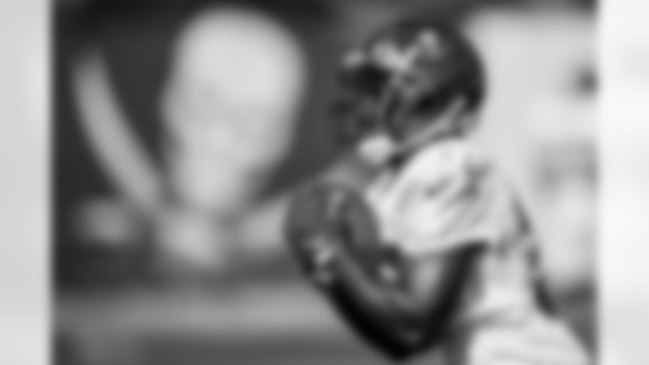 TAMPA, FL - January 13, 2022 - Running Back Kenjon Barner #38 of the Tampa Bay Buccaneers during practice at AdventHealth Training Center. Photo By Kyle Zedaker/Tampa Bay Buccaneers