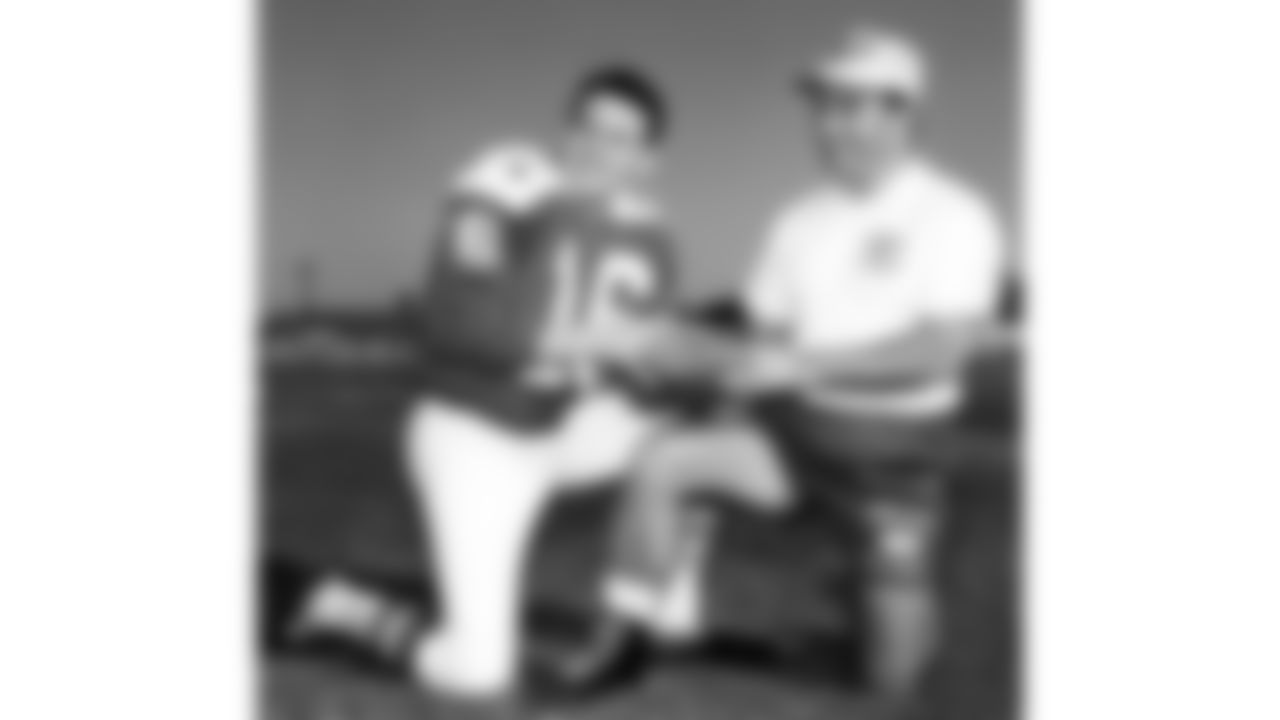 Len Dawson and Head Coach Hank Stram pose for a photograph.