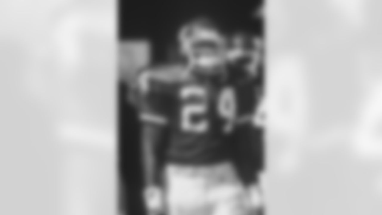 Ottis Anderson (24) of the New York Giants in the tunnel prior to a game from the Giants 1991 season at Giants Stadium in East Rutherford, NJ.