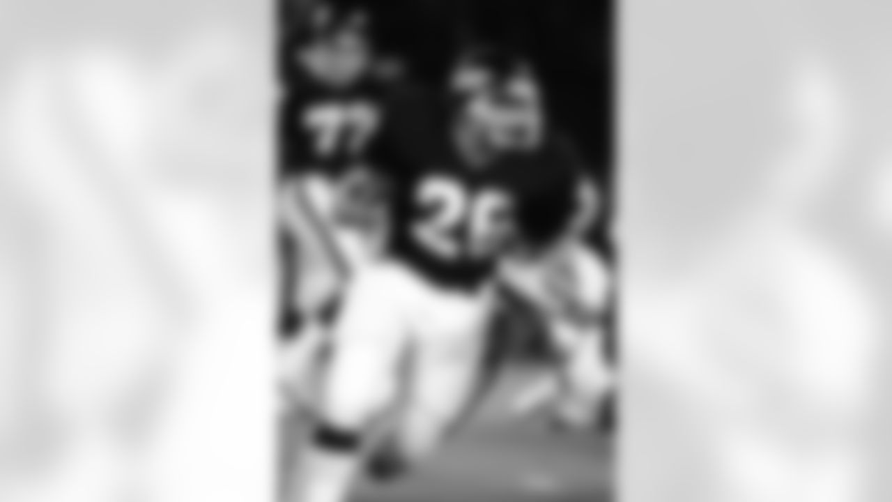New York Giants running back Rob Carpenter (26) runs upfield during an NFL game against the Green Bay Packers in East Rutherford on September 26, 1983. The Giants defeated the Packers 27-3. (AP Photo/Chuck Solomon)