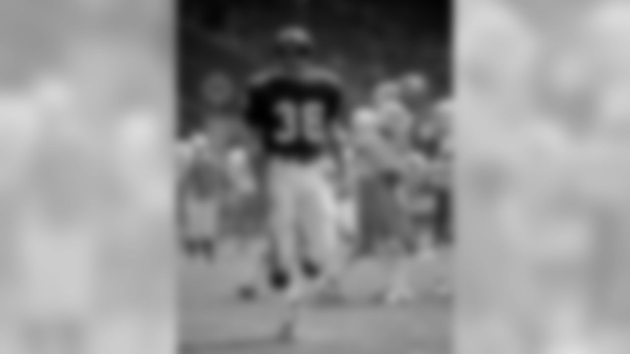1973 Preseason: 6-0 Pictured: TE Bob Tucker