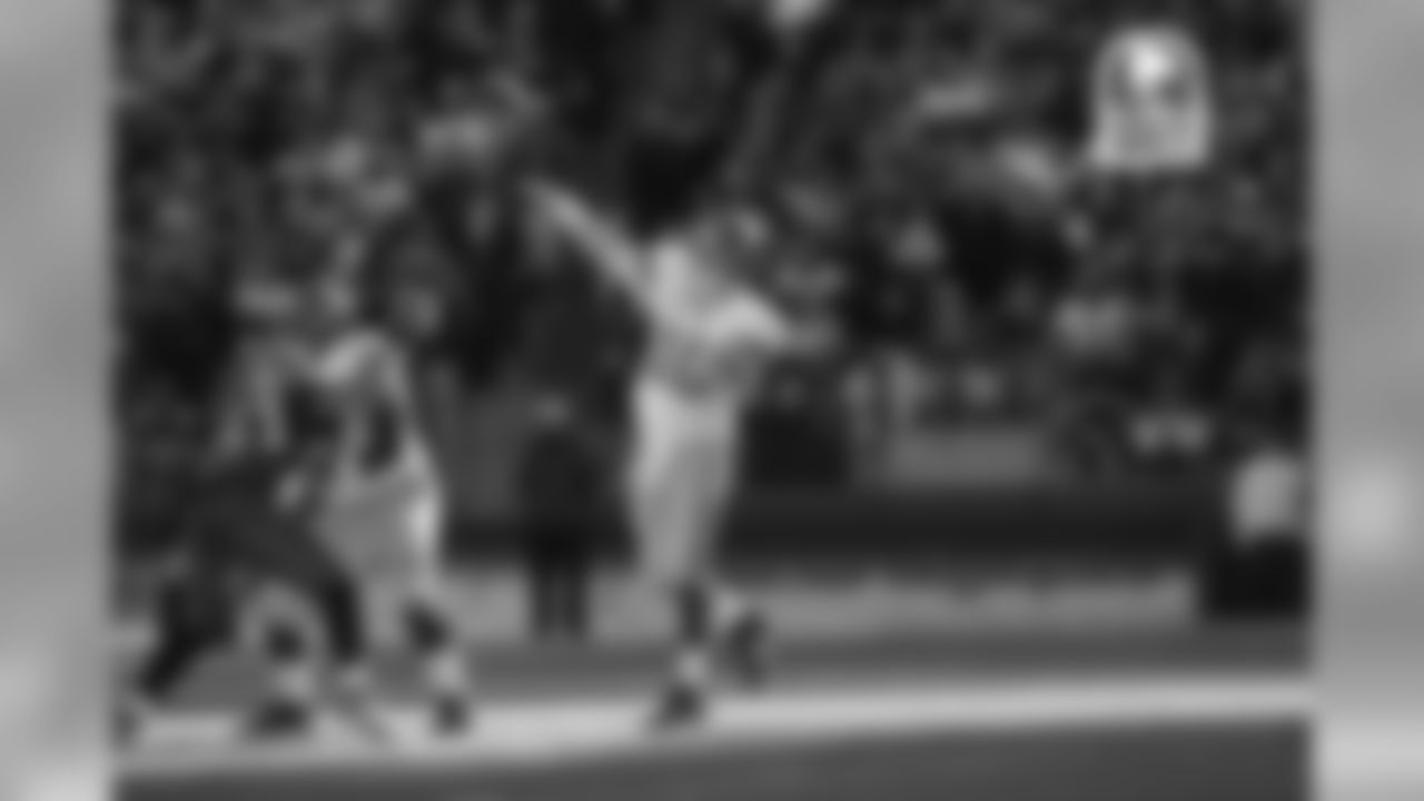 11/07/2010 @ Seattle - 21-of-32, 290 YDS, 3 TD, 0 INT