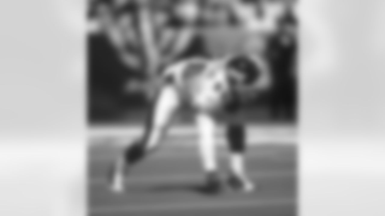 NFC linebacker Jessie Armstead (98) of the New York Giants in action during the AFC's 29-24 victory over the NFC in the 1998 NFL Pro Bowl played on February 1, 1998 at Aloha Stadium in Honolulu, Hawaii. (Paul Spinelli via AP)