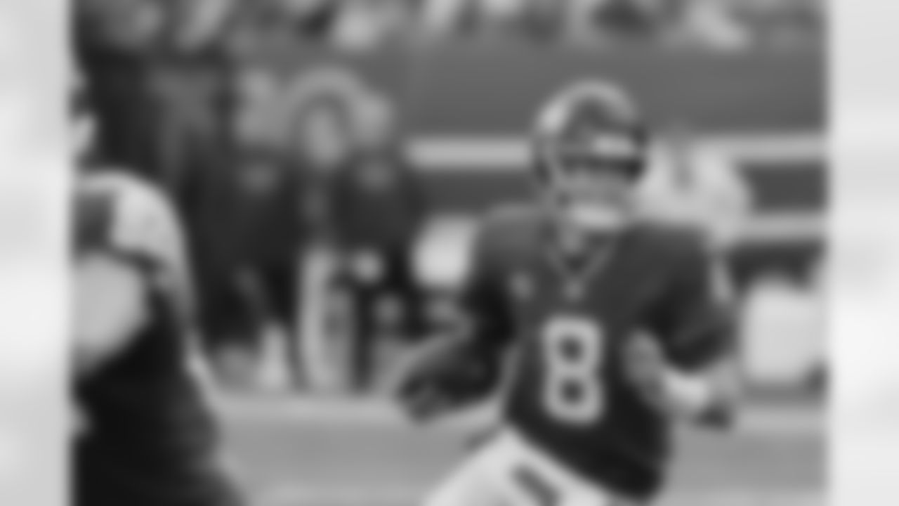 New York Giants quarterback Daniel Jones (8)