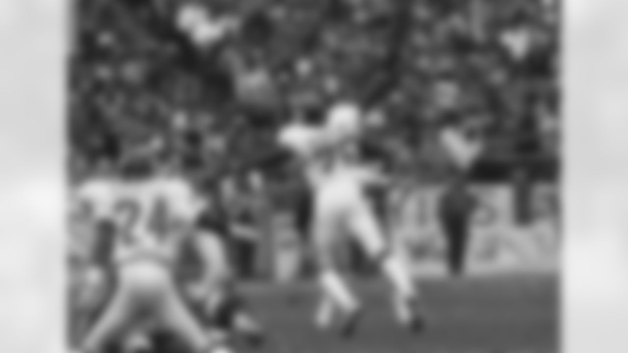 San Francisco 49ers quarterback Joe Montana gets off a pass as New York Giants defensive end George Martin (75), attempts to block the pass during the third quarter of the 49ers 21-10 win over the Giants during the first round NFC playoffs at Candlestick Park, Dec. 31, 1984 in San Francisco. Montana threw three touchdowns and completed 25 passes for 309 yards. (AP Photo)
