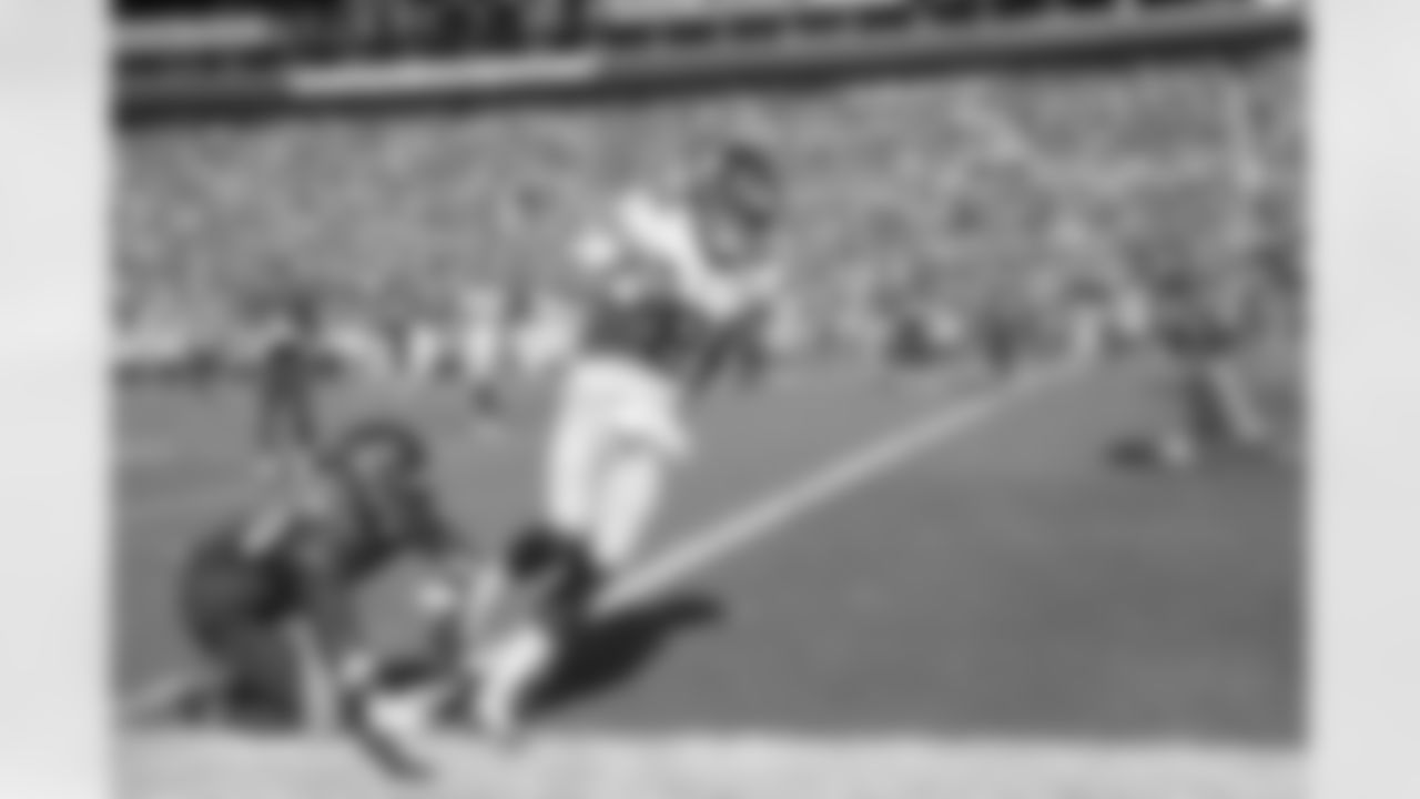 New York Giants quarterback Daniel Jones (8) scores his first NFL touchdown during an NFL football game against the Tampa Bay Buccaneers, Sunday September 22, 2019 in Tampa, Fla. ( Tom DiPace via AP)