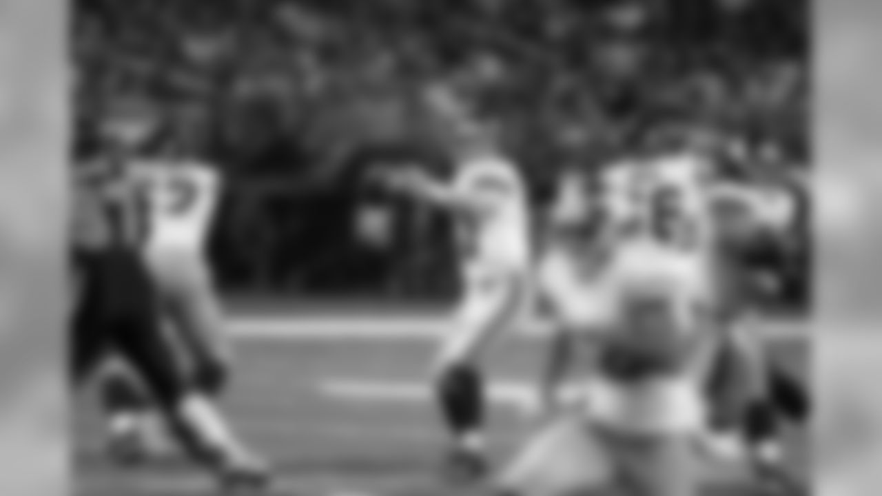 09/14/2008 @ St. Louis - 20-of-29, 260 YDS, 3 TD, 0 INT