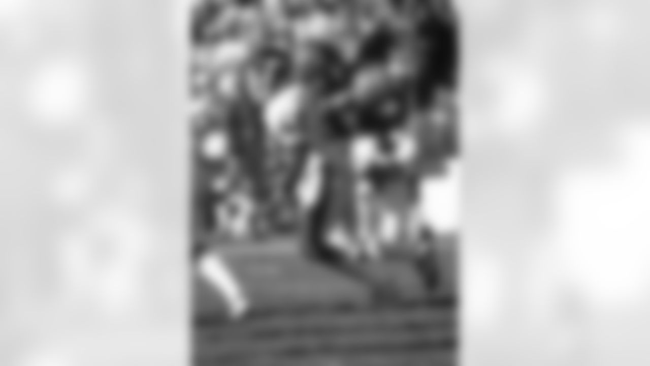 New York Giants Lawrence Taylor (56) moves toward the play during the NFL football game between the New York Giants and the Los Angeles Raiders in Los Angeles, California on November 27, 1983. The Raiders won the game 27-12. (AP Photo/Paul Spinelli)