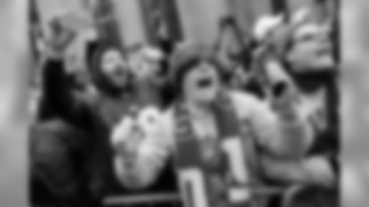 New York Giants fans cheer during the team's NFL football Super Bowl parade in New York, Tuesday, Feb. 7, 2012. The Giants returned from their Super Bowl win to a celebration the likes that only New York can throw: a ticker-tape parade in the Canyon of Heroes on Broadway, where the city has honored stars for almost a century. (AP Photo/John Minchillo)