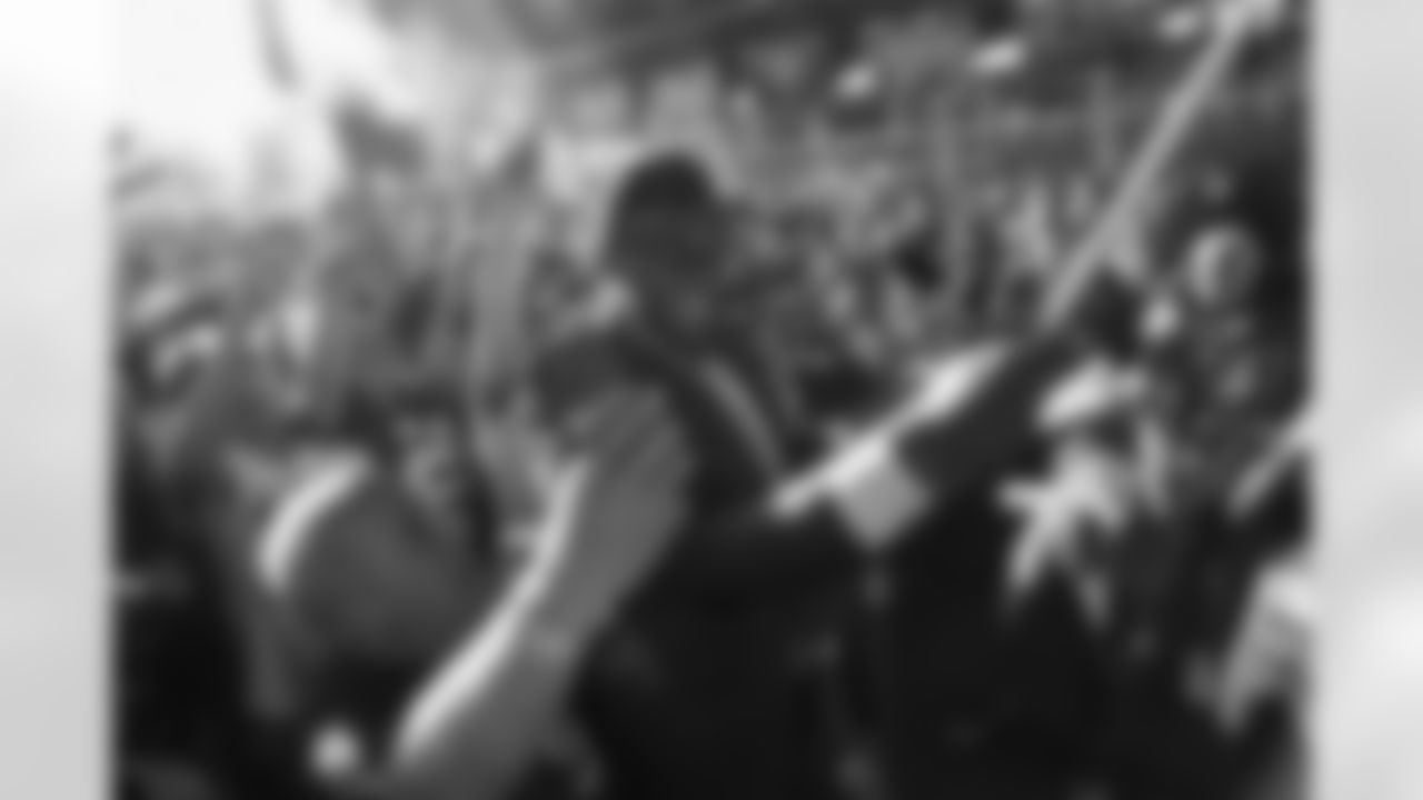 Alabama offensive lineman Evan Neal takes a selfie with New York Giants fans during the 2022 NFL Draft on Thursday, April 28, 2022 in Las Vegas. (Kevin Sabitus/NFL)