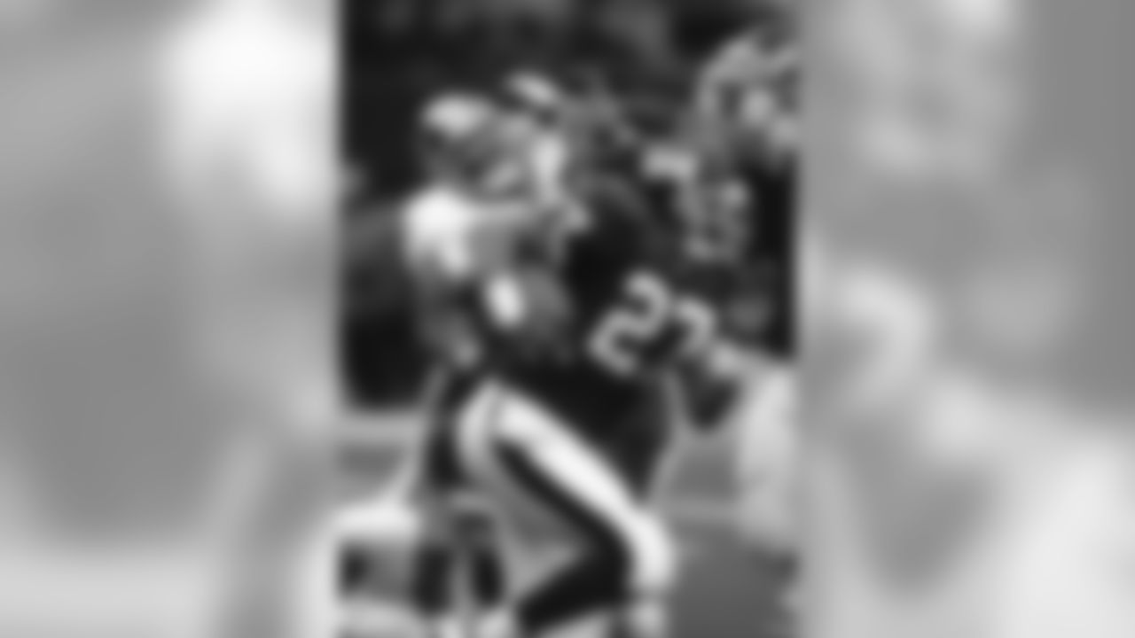 New York Giants running back Rodney Hampton (27) is seen in action during an NFL game against the Washington Redskins, Saturday, Dec. 13, 1997, in East Rutherford, N.J. (Allen Kee via AP)