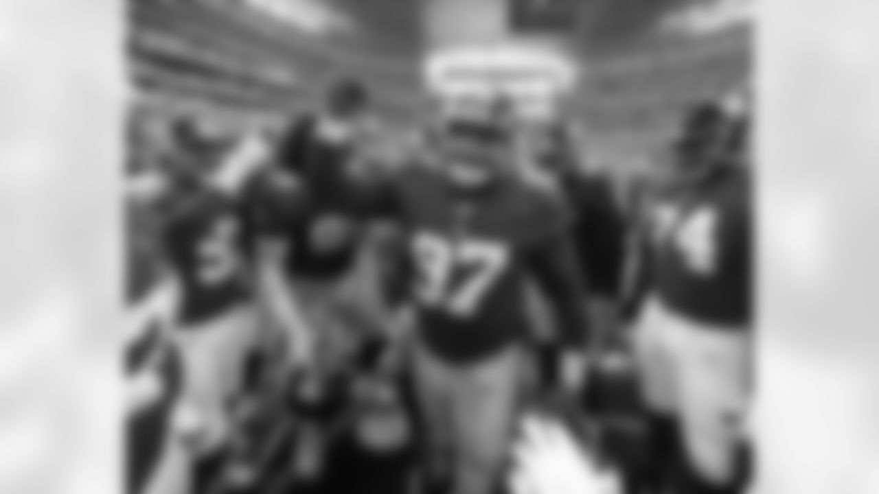 New York Giants defensive tackle Dexter Lawrence (97) talks to his team mates before a week 5 game against the Dallas Cowboys in Arlington, Texas on Sunday October 10th, 2021,