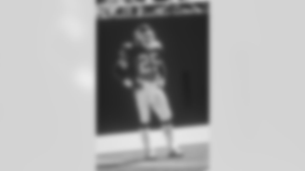 Mark Collins (25) of the New York Giants on the field prior to a game from the Giants 1986 season at Giants Stadium in East Rutherford, NJ.