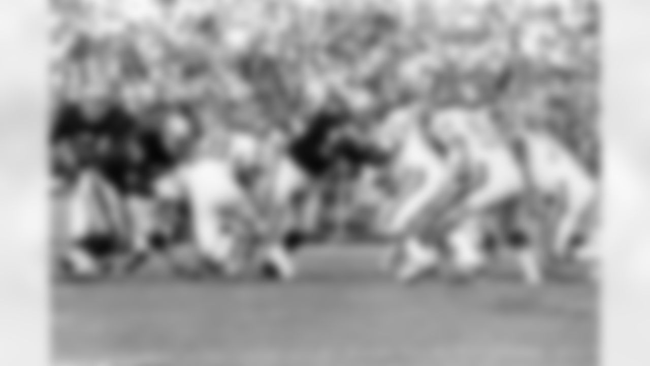 JIm Otto (00) of the Oakland Raiders is pictured in action during Sunday's game against the New York Giants in Oakland, Ca., on Nov. 5, 1973. (AP Photo)