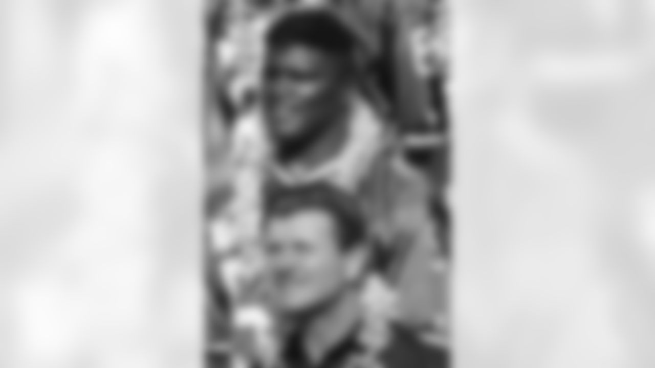 NFC New York Giants linebacker Lawrence Taylor (56) and Chicago Bears head coach Mike Ditka wear leis as they pose for a team photograph during the week of the 1989 NFL Pro Bowl football game against the AFC on Jan. 24, 1989 in Honolulu. The NFC won the game 34-3. (Paul Spinelli via AP)