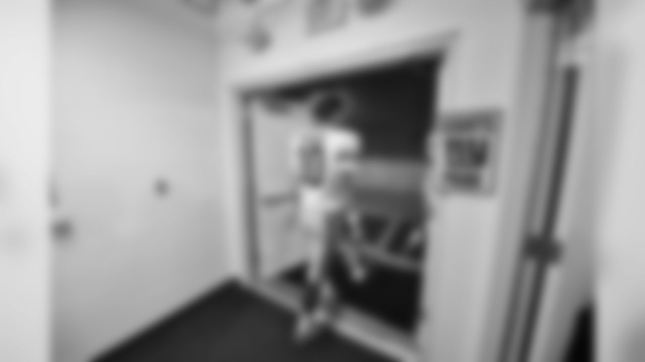 New York Giants quarterback Eli Manning (10) leaves the locker room before a week 9 NFL football game against the Tampa Bay Buccaneers on November 8, 2015 at Raymond James Stadium in Tampa, Florida( Evan Pinkus via AP)