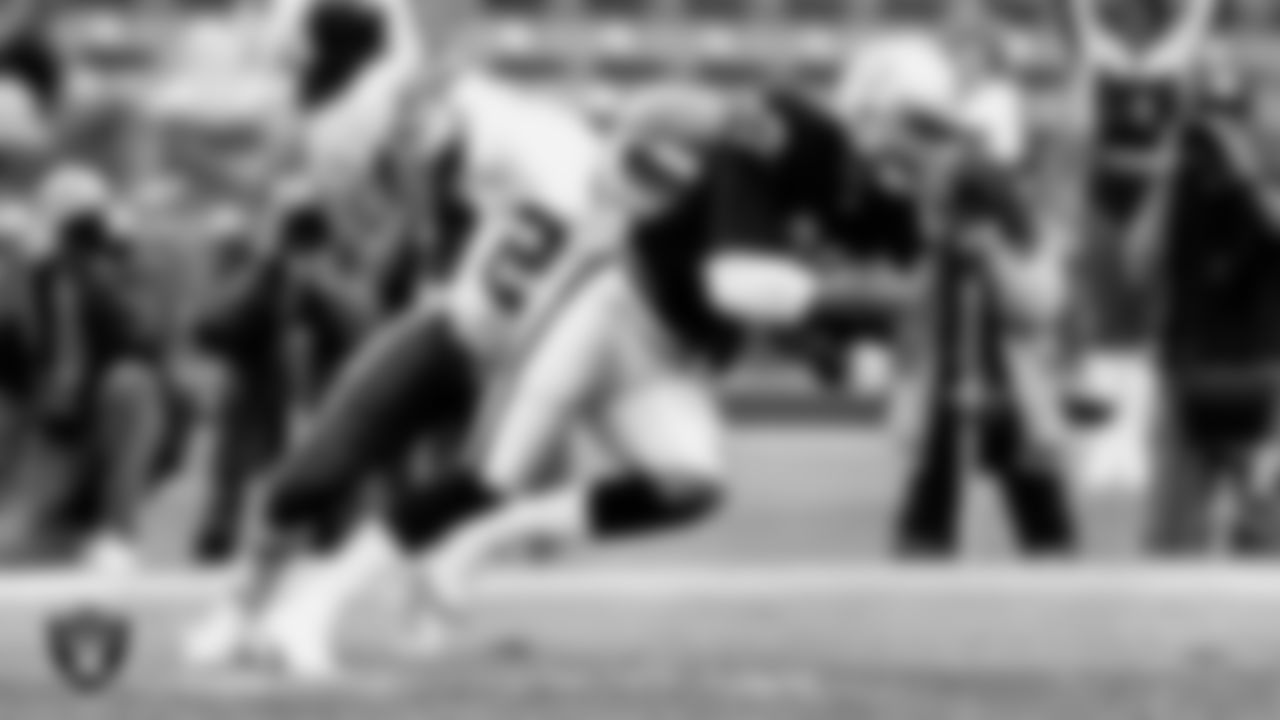 Raiders running back Marcus Allen (32) rushes during the regular season home game against the Kansas City Chiefs at Los Angeles Memorial Coliseum, Sunday, November 18, 1984, in Los Angeles, Calif.