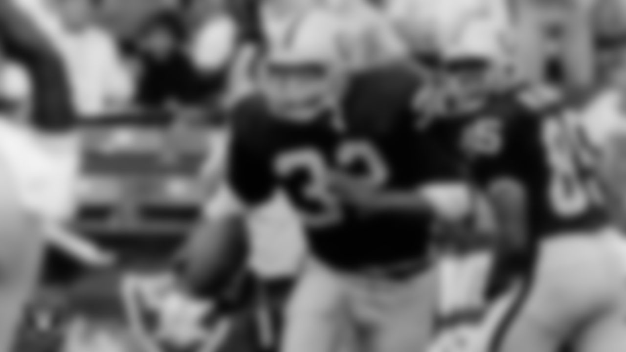 Raiders running back Marcus Allen (32) rushes during the regular season home game against the Kansas City Chiefs at Los Angeles Memorial Coliseum, Sunday, October 6, 1985, in Los Angeles, Calif.