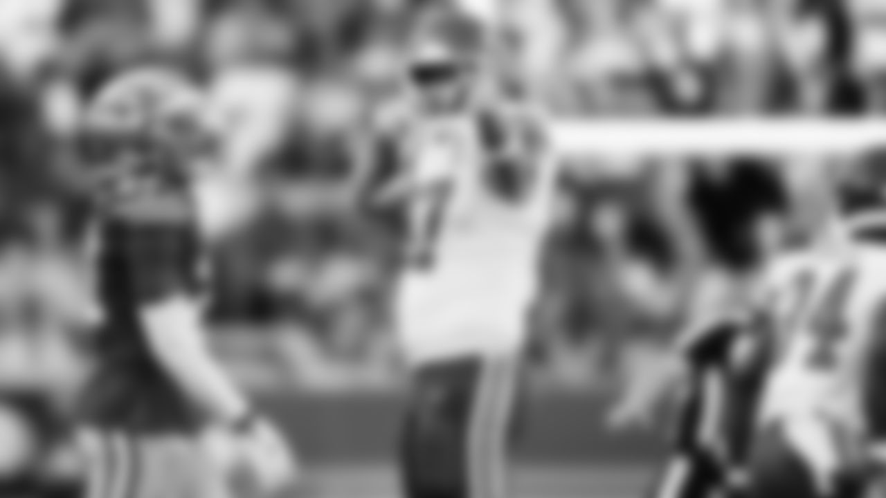Kansas City Chiefs tight end Travis Kelce (87) gestures during the NFL Week 7 matchup against the San Francisco 49ers on Sunday, October 20, 2024 in Santa Clara, CA.