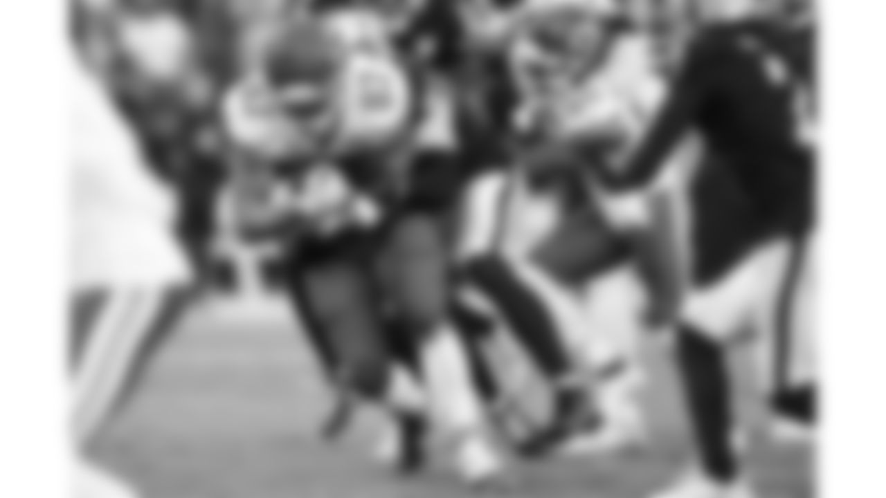 Kansas City Chiefs tight end Travis Kelce (87) runs with the ball during the NFL Week 8 matchup against the Las Vegas Raiders on Sunday, October 27, 2024 in Las Vegas, NV.