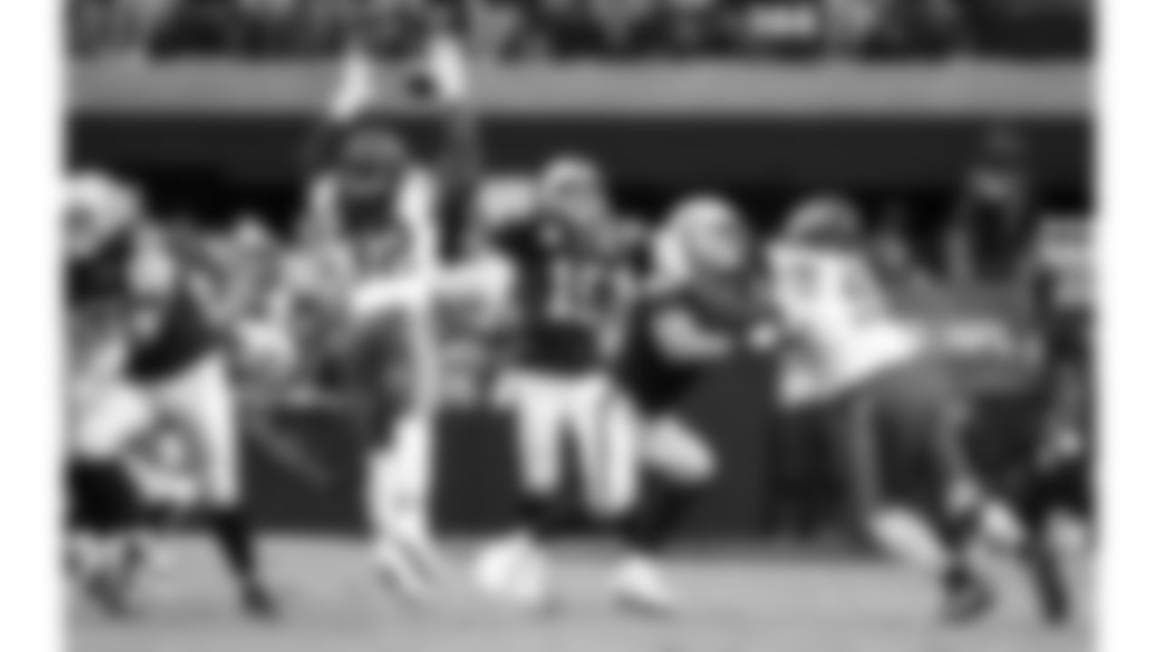 Kansas City Chiefs linebacker Nick Bolton (32) attempts to block a pass during the NFL Week 8 matchup against the Las Vegas Raiders on Sunday, October 27, 2024 in Las Vegas, NV.