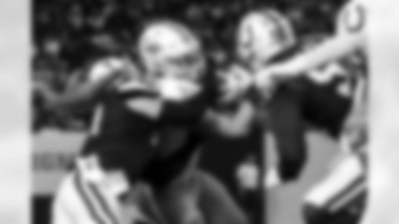 LB Grant Stuard #41 and DE Laiatu Latu #97