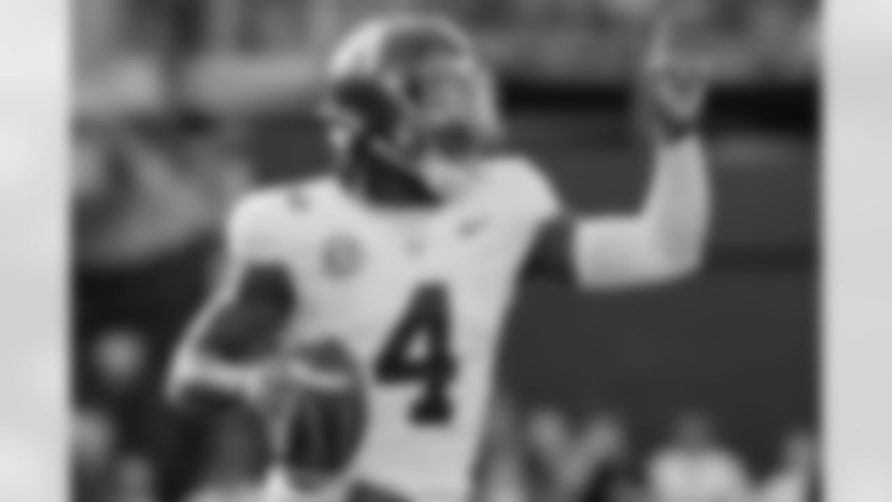Alabama quarterback Jalen Milroe (4) plays during the first half of an NCAA college football game against Vanderbilt, Saturday, Oct. 5, 2024, in Nashville, Tenn. (AP Photo/George Walker IV)