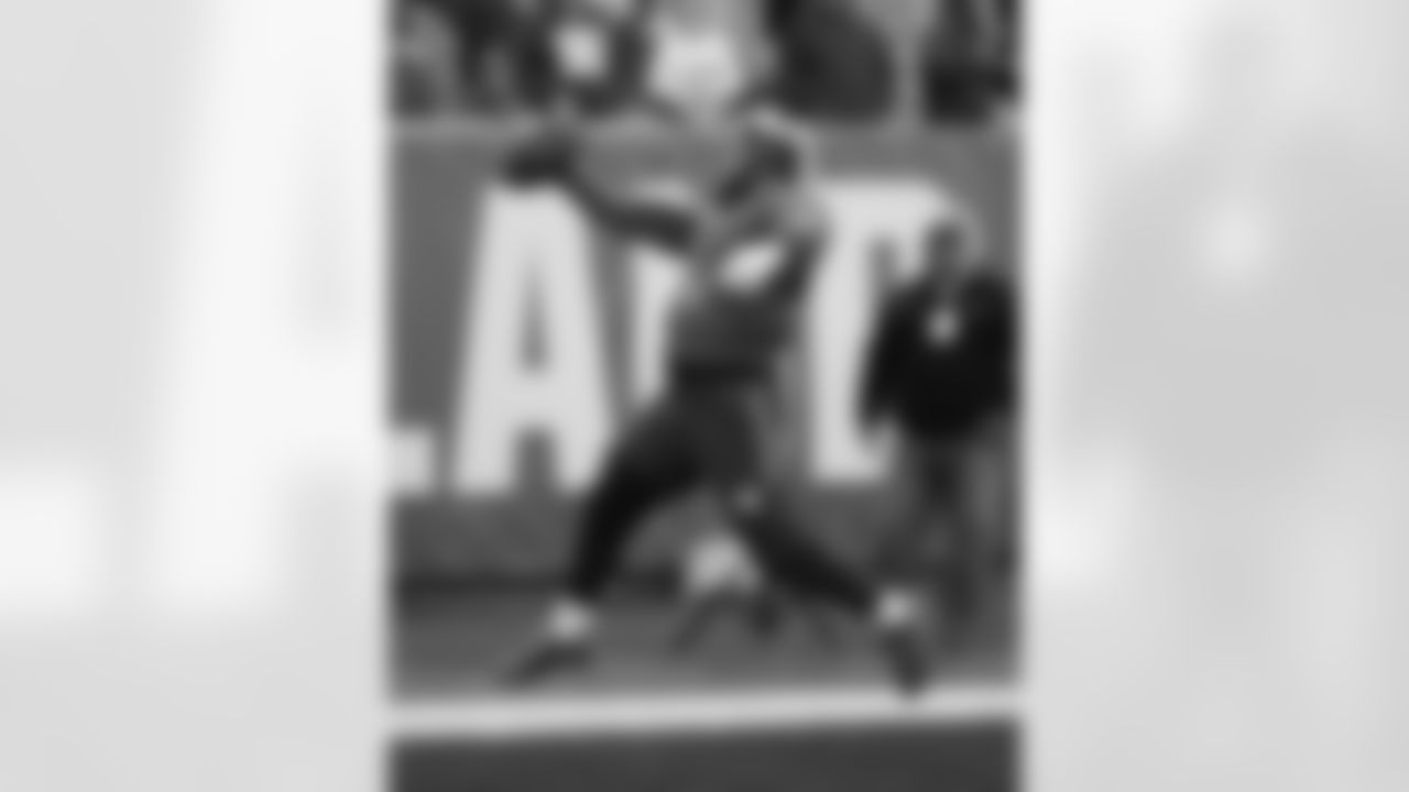 New York Giants wide receiver Odell Beckham practices before an NFL football game against the Cleveland Browns, Sunday, Nov. 27, 2016, in Cleveland. (AP Photo/Ron Schwane)