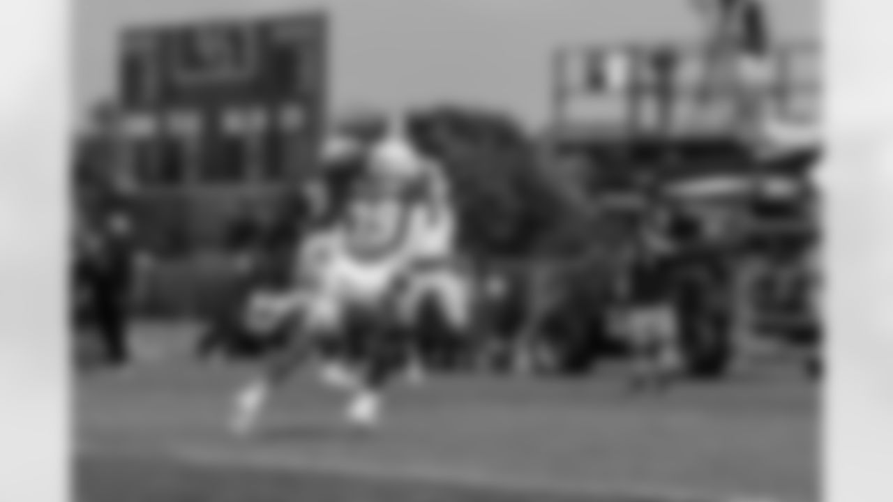 CB Darnay Holmes (30), S Gervarrius Owens (39)