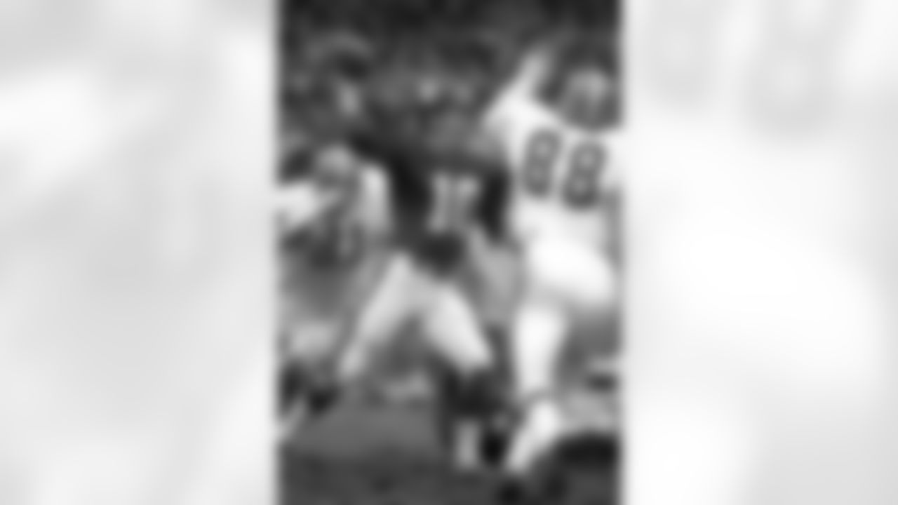 New York Giants quarterback Fran Tarkenton (10) gets set to throw a pass during an NFL game against the Cleveland Browns in this undated photo. (Tony Tomsic via AP)