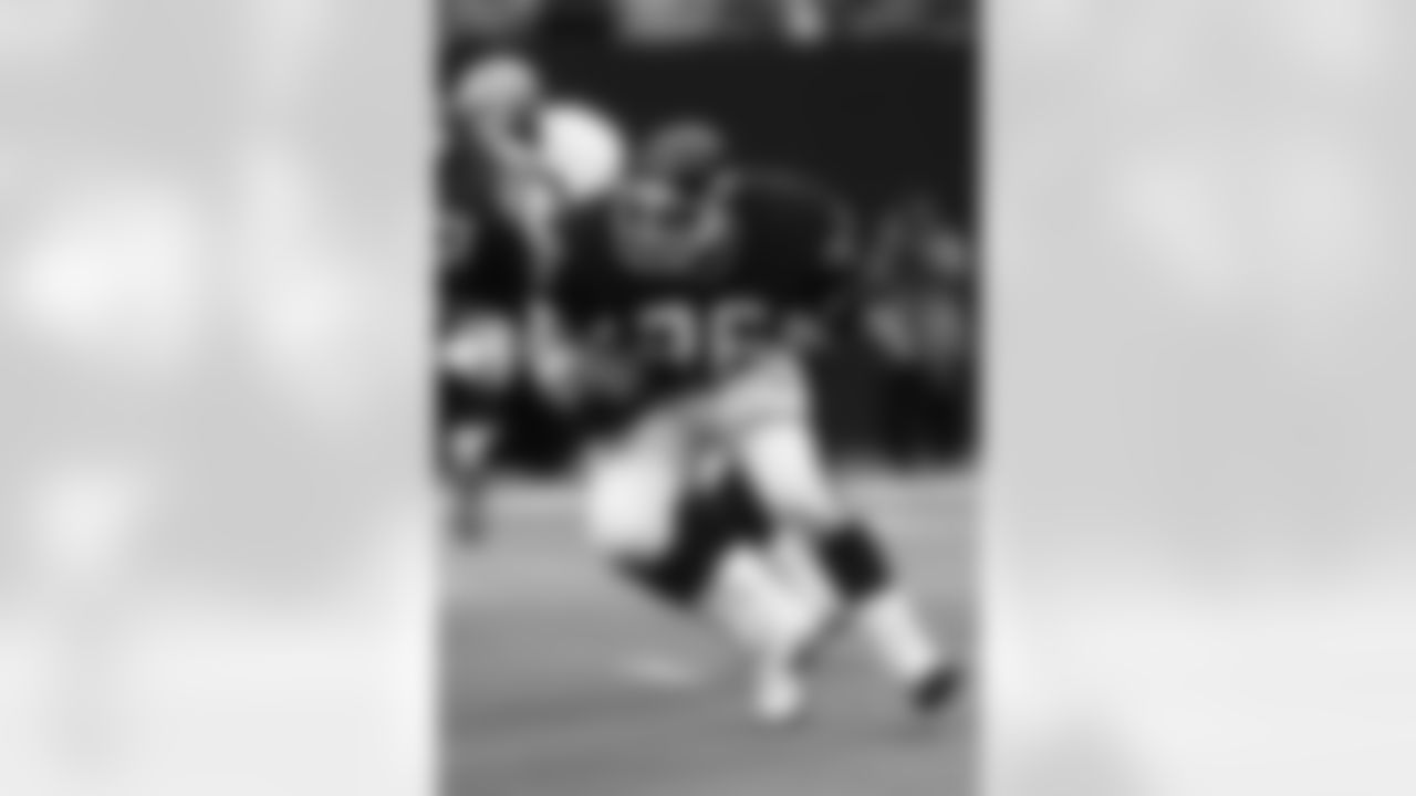 New York Giants Rob Carpenter (26) runs the ball during the NFL football game between the New Orleans Saints and the New York Giants on December 15, 1984 in East Rutherford, New Jersey. (AP Photo/Paul Spinelli)