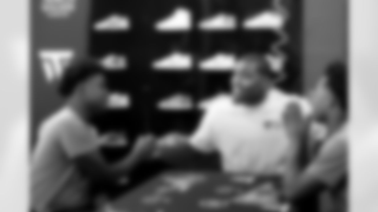 Jacksonville, Fla. — Jaguars DE Travon Walker and his foundation hosted Huddle Up for the Holidays at his favorite barber shop alongside 10 teenagers from the Boys and Girls Club for a night of haircuts, manicures, holiday gifts and one-on-one conversation time on December 16, 2024.