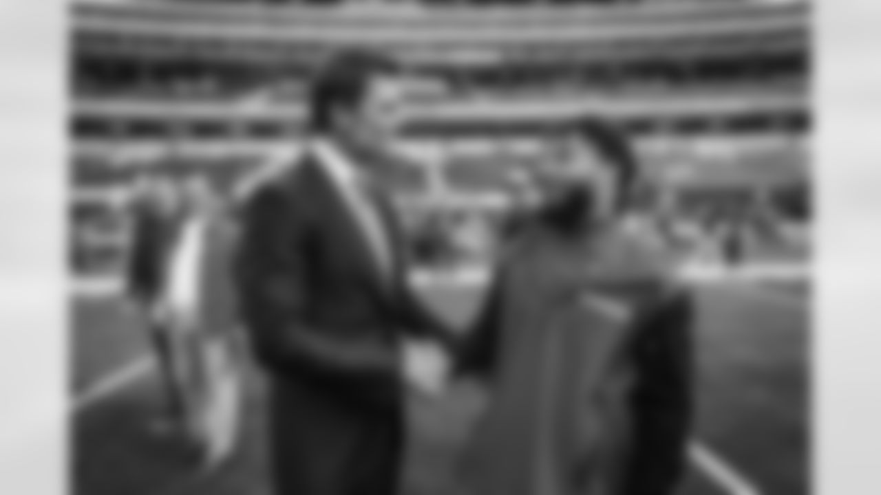 23 RB Kyren Williams meets with Tom Brady ahead of the Rams vs. Bills Week 14 matchup