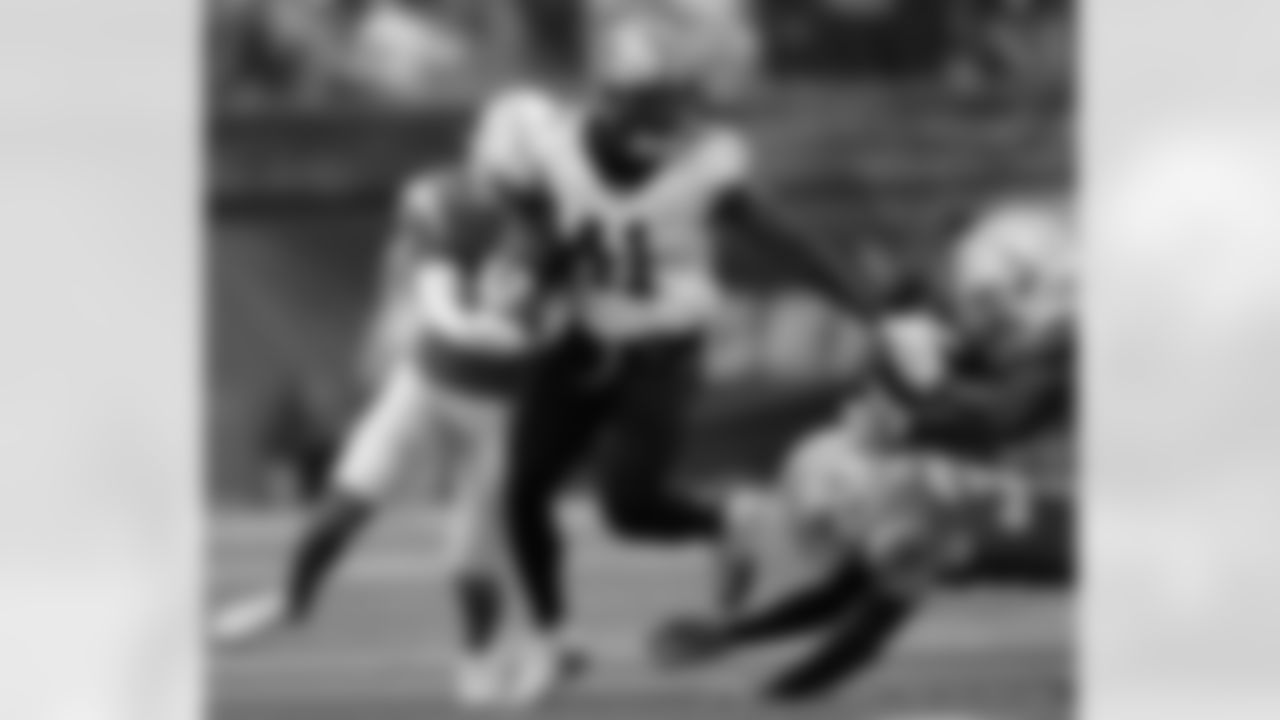 RB Alvin Kamara (41) runs with the ball during the New Orleans Saints game against the Los Angeles Chargers for Week 8 of the 2024 NFL Season on Oct. 27, 2024 at Sofi Stadium.