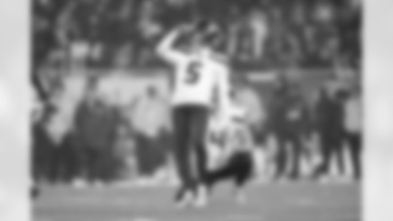 Seahawks kicker Jason Myers (5) at the Week 17 matchup against the Chicago Bears at Soldier Field on Thursday, December 26, 2024.