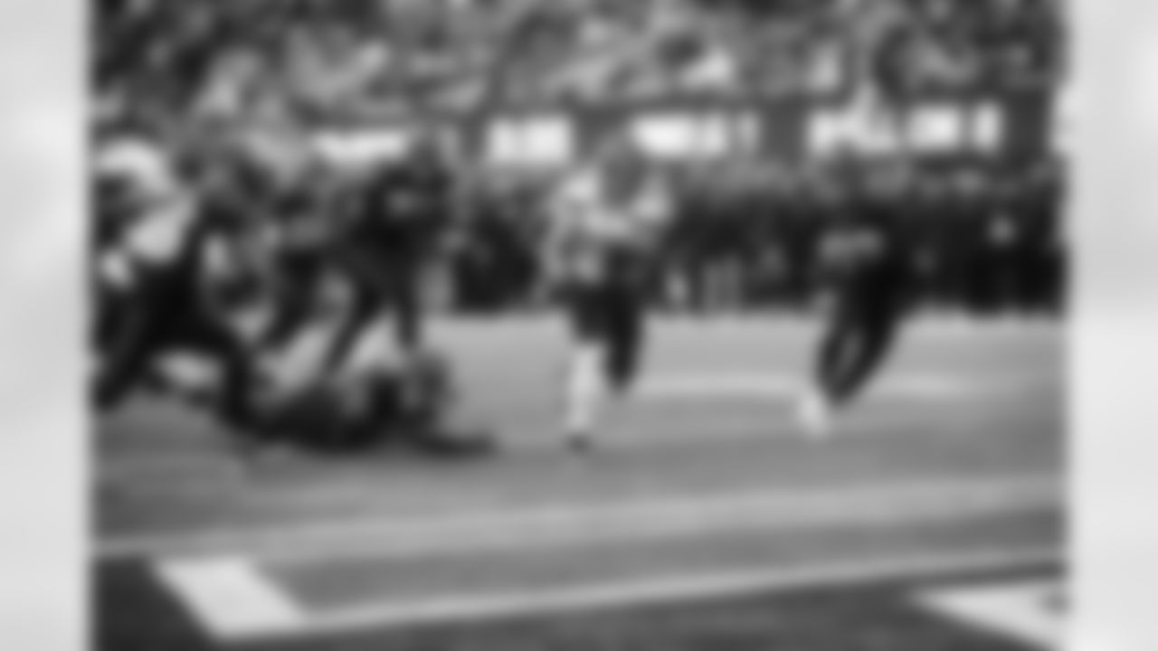 Seahawks running back Zach Charbonnet (26) at the Week 13 matchup against the New York Jets at MetLife Stadium on Sunday, December 1, 2024.