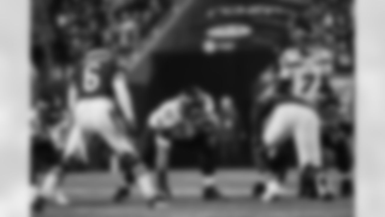 Seahawks tackle Abraham Lucas (72) at the Week 17 matchup against the Chicago Bears at Soldier Field on Thursday, December 26, 2024.