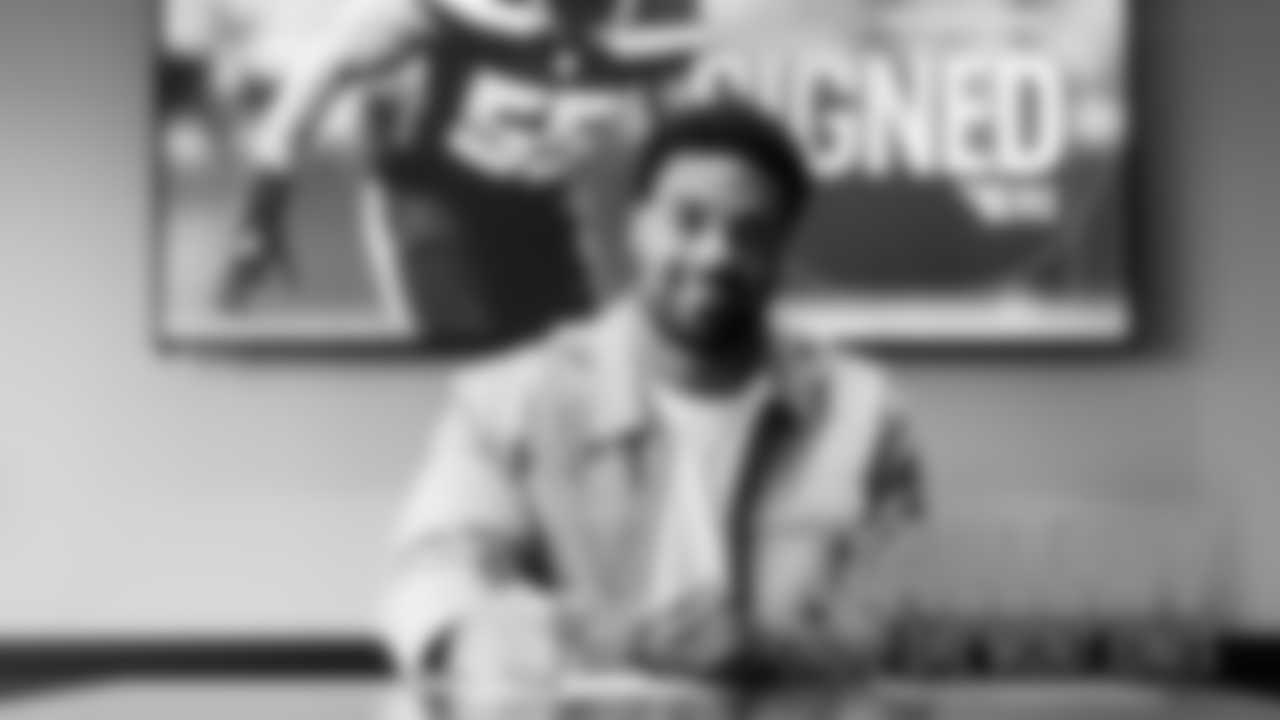25_Dre'Mont-JonesSigningFree-Agency_Photo-Gallery