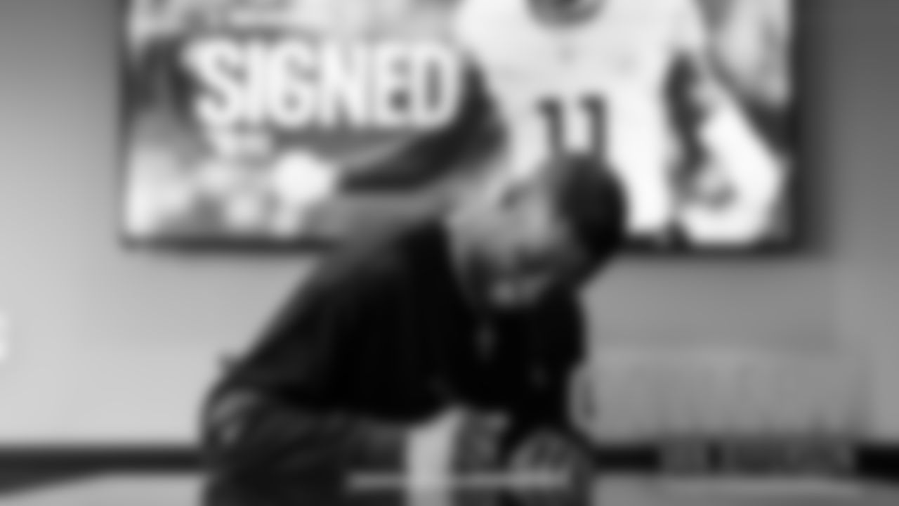 25_Van-JeffersonSigningFree-Agency_Photo-Gallery